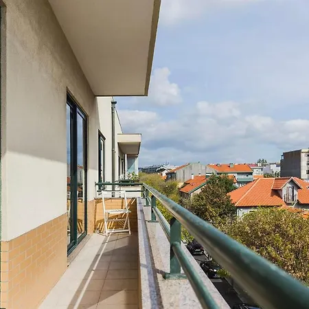 Sunny Top Floor 3-room By The Beach شقة
